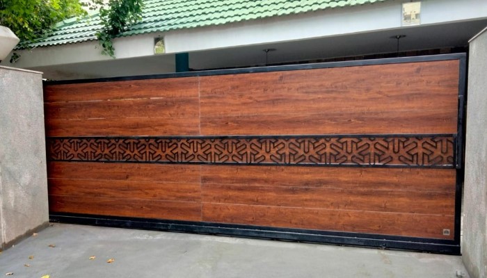 Traditional Design Sliding Gate